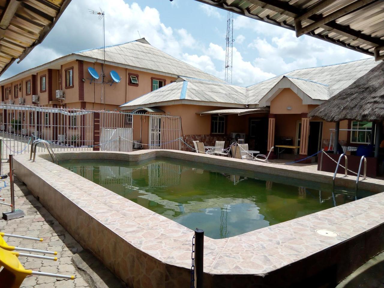 Gen-Preston Hotel And Suites Papalanto Exteriér fotografie